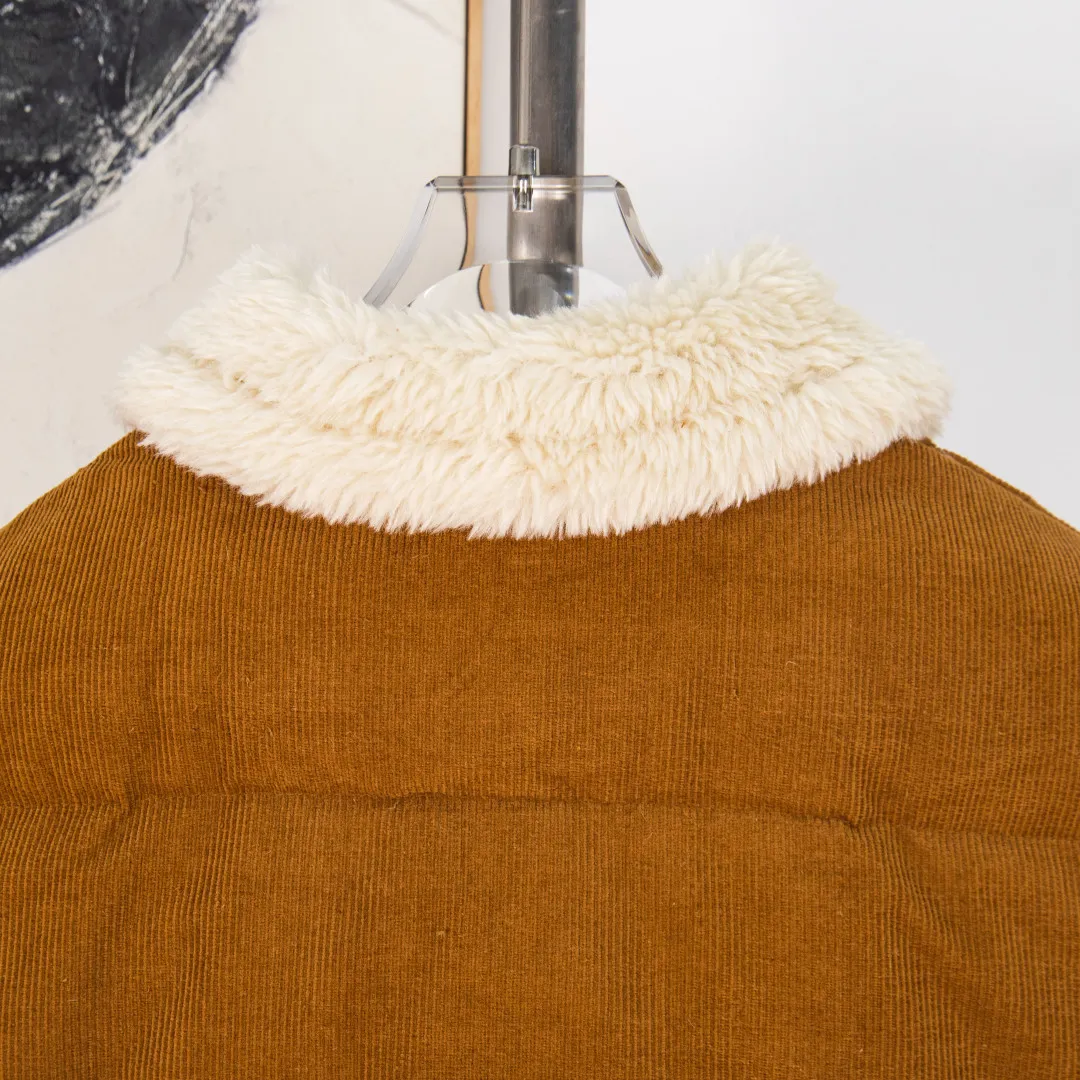 P660 💰zp version [Exclusive supply] Ralph Lauren/Ralph Lauren 2024aw retro Maillard style grain velvet lapel short high-waisted corduroy thickened down jacket - Maillard color 11-pit cotton corduroy face ✅ - 350T contrasting polyester lining inside Double-layer 360T high-density gallbladder ✅ - Original consistent YKK white copper nude zippers Zipper pockets on both sides of the inside ✅ - RL2024 new down jacket Khaki corduroy cotton jacket The warm atmosphere of autumn and winter is online. The comfort brought by the cotton corduroy face and the lapels of three-dimensional particle velvet. The high-waisted short version takes into account both the version and warmth. Color: Khaki Brown Size: S M L XL Number: WW10759